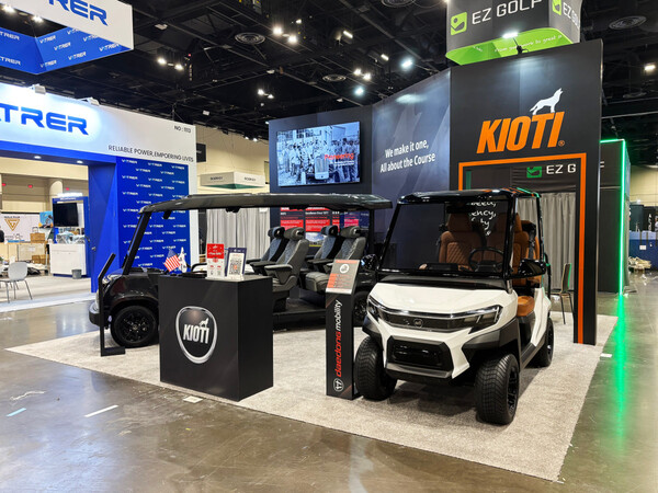 (왼쪽부터) 대동모빌리티 프리미엄 리무진 골프카트 GA900, 북미형 LSV 콘셉트 모델 [사진: 대동그룹]