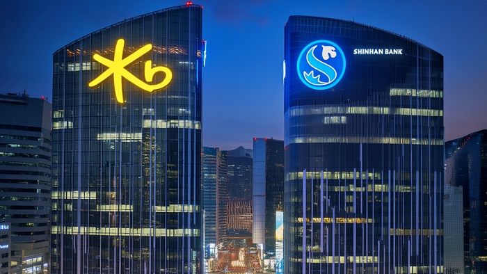'확장'의 KB국민은행과 '실행'의 신한은행이 2026년 리딩뱅크 경쟁을 벌이고 있다 [사진: Reve AI]