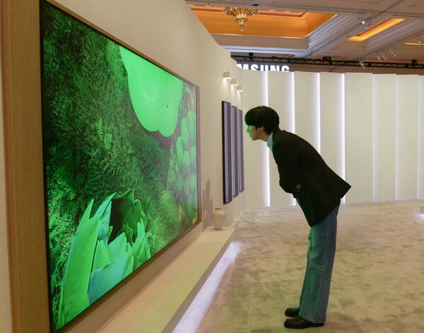 라스베이거스에서 열린 CES 2026 삼성전자 '더 퍼스트룩' 단독 전시관에서 배우 안효섭이 AI TV 신제품을 응시하고 있다. [사진: 삼성전자]
