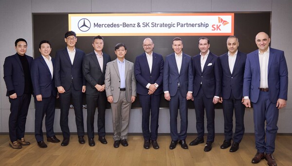 (왼쪽부터) 티맵모빌리티 박서하 사업총괄, SK온 이재승 영업총괄, 티맵모빌리티 이재환 대표이사, SK스퀘어 송재승 CIO (최고투자책임자), SK하이닉스 강욱성 차세대상품기획총괄, 메르세데스-벤츠 그룹 AG 이사회 멤버 및 최고기술책임자(CTO)·개발&구매 총괄 요르그 부르저(Jörg Burzer), 메르세데스-벤츠 코리아 대표이사 마티아스 바이틀(Mathias Vaitl), 메르세데스-벤츠 그룹 AG 아태지역 구매 및 협력사 품질관리 부사장 슈테펜 마우어스베르거(Steffen Mauersberger), 메르세데스 벤츠 R&D 코리아 센터장 컬삿 카르탈(Kuersat Kartal), 메르세데스-벤츠 그룹 AG 고전압 및 반도체 구매 총괄 사샤 자고라츠(Sascha Zagorac) [사진: 티맵모빌리티]