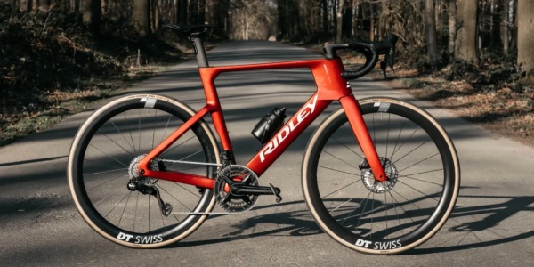 리들리 E-노아는 경량화와 성능을 동시에 잡은 전기 로드바이크로, 전기 모터의 존재감을 최소화하면서도 강력한 퍼포먼스를 제공한다. [사진: 리들리]