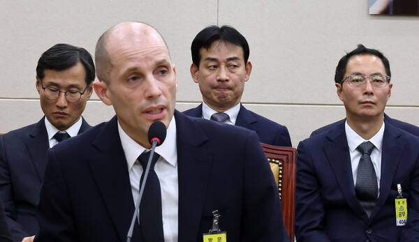 지난달 17일 국회 과학기술정보방송통신위원회에서 열린 쿠팡 침해사고 관련 청문회에 증인으로 출석한 해롤드 로저스 쿠팡 대표이사가 의원들 질의에 답변하고 있다. 조용우 쿠팡 국회·정부 담당 부사장, 로저스 대표. 민병기 쿠팡 대외협력 총괄 부사장, 김명규 쿠팡이츠서비스 대표(왼쪽부터) [사진: 연합뉴스]