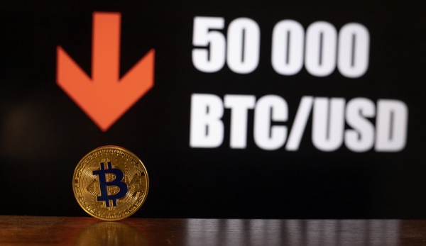 블룸버그의 마이크 맥글론 수석 전략가가 비트코인 5만달러 하락 가능성을 점쳤다. [사진: 셔터스톡]