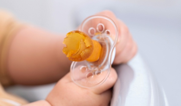 실리콘 젖꼭지는 매번 끓는 물에 삶을 필요 없이, 평소에는 깨끗한 세척만으로도 충분하다는 전문가의 조언이 나왔다. [사진: 셔터스톡]