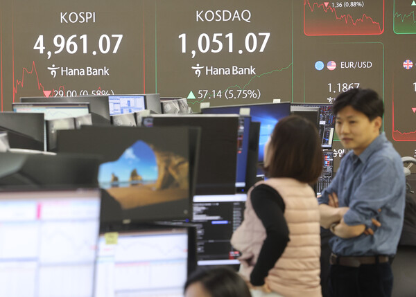 코스닥 급등에 매수 사이드카가 발동된 26일 서울 중구 하나은행 딜링룸 현황판에 코스닥 지수 등이 표시되고 있다. [사진: 연합뉴스]