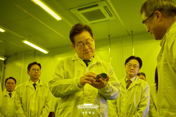이재명 대통령(가운데)이 지난 9월 열린 K-제조업 현장 방문에 반도체 부품을 살펴보고 있다. 이재명 대통령 왼쪽은 배경훈 부총리 겸 과기정통부 장관, 오른쪽은 김정관 산업통상부 장관 [사진: 대통령실]