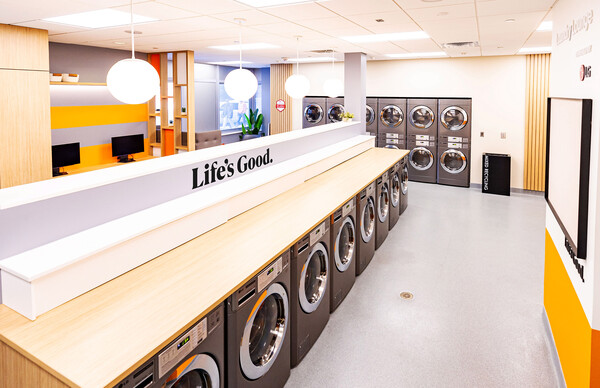 LG전자가 미국 테네시 주립대학교 기숙사에 상업용 세탁 체험 공간 ‘LG 런드리 라운지’를 오픈했다. [사진: LG전자]