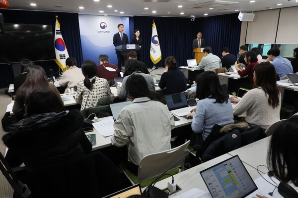 류제명 과학기술정보통신부 2차관이 15일 서울 종로구 정부서울청사에서 독자AI 파운데이션 모델 프로젝트 1차 단계평가 결과를 발표하고 있다.