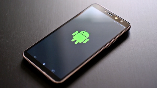 안드로이드폰 [사진: Reve AI]