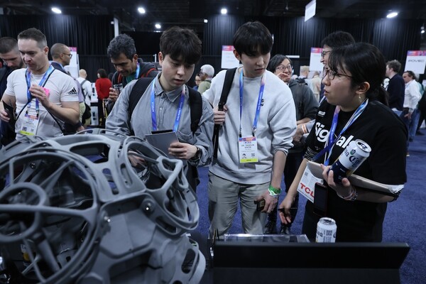 CES2026 참가자들이 전시된 제품을 보고 있다. CES2026이 4일간 이어진 일정의 마무리 단계에 접어들고 있다. [사진: CTA]