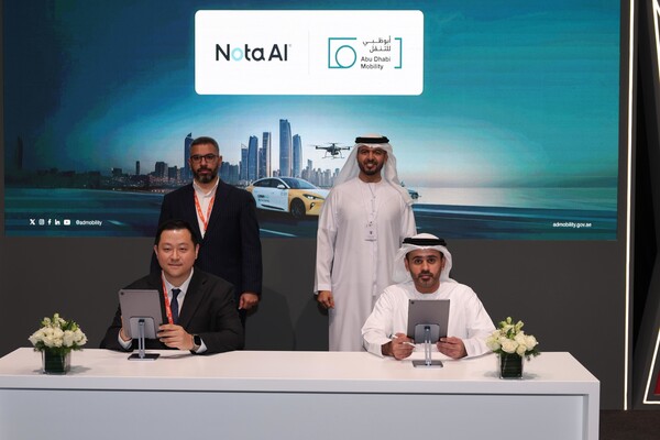 (왼쪽부터) 채명수 노타 대표, 압둘라 하마드 알그펠리 아부다비 통합교통센터 총괄국장 [사진: 노타]
