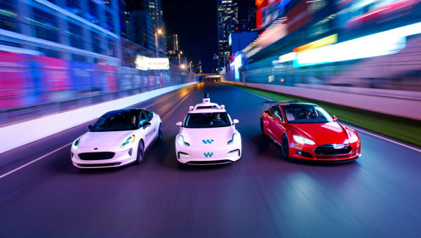 포드가 '자율주행 대중화'를 선언하며 테슬라, 웨이모 추격에 나섰다. [사진: Reve AI]