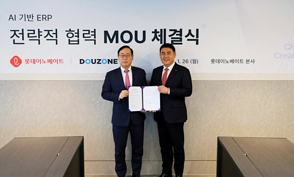 더존비즈온 이강수 부회장(왼쪽)과 롯데이노베이트 김경엽 대표가 26일 롯데이노베이트 본사에서 업무협약을 체결하고 기념촬영을 하고 있다. [사진: 더존비즈온]