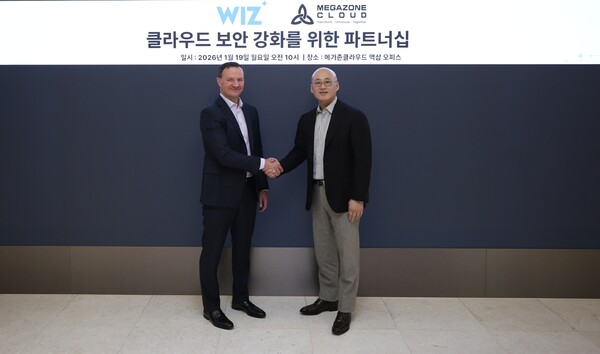 19일 서울 역삼동 메가존클라우드 연락사무소에서 메가존클라우드 염동훈 대표(오른쪽)와 위즈 달리 라직 대표 겸 COO가 ‘클라우드 보안 강화를 위한 파트너십’ 체결식 이후 기념촬영을 하고 있다. [사진: 메가존클라우드]