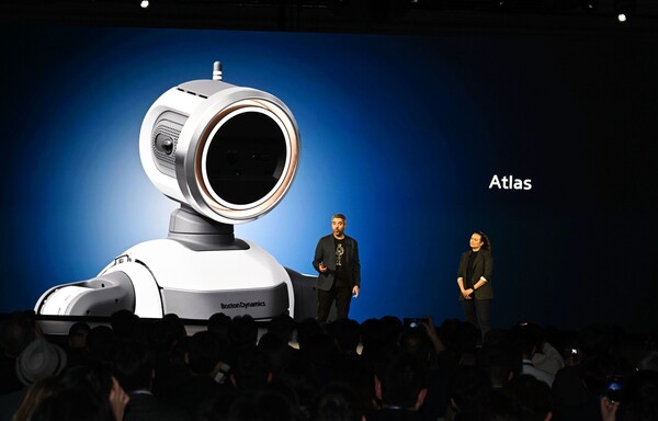 (왼쪽부터) 보스턴다이나믹스 알베르토 로드리게즈(Alberto Rodriguez) 아틀라스 행동 정책 담당, 구글 딥마인드 캐롤리나 파라다(Carolina Parada) 로보틱스 총괄이 발표하는 모습 [사진=현대차그룹] (포인트경제)