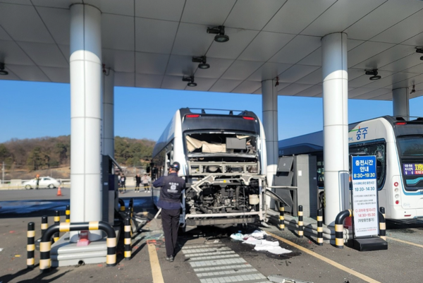 폭발 사고로 파손된 수소 버스 / 사진=충주시, 연합뉴스 (포인트경제)