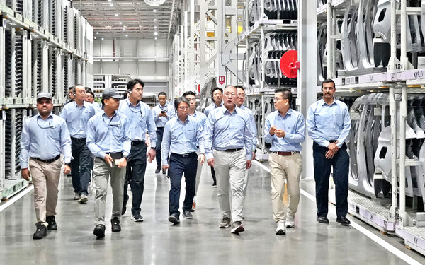 현대차그룹 정의선 회장이 기아 인도 아난타푸르공장 임직원들과 함께 생산 라인을 점검하고 있다.(앞줄 오른쪽부터 벤카데시 기아 인도공장 생산실장, 김용권 기아 인도권역 CMO, 정의선 회장) /현대차그룹 제공