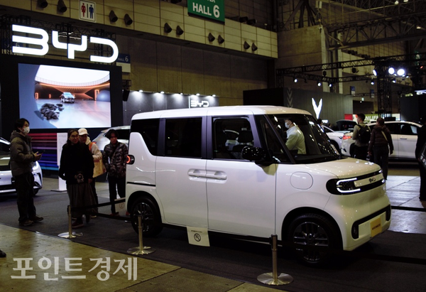 도쿄 오토살롱 2026 BYD 부스에 전시된 경차 전기차 ‘라코’/사진=박진우 특파원 ⓒ포인트경제