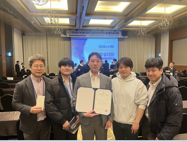 첨부1 수상모습(좌측부터 경희대병원 신경외과 최석근 교수, 가운데 이상현 전공의, 네번째 유지욱 교수)