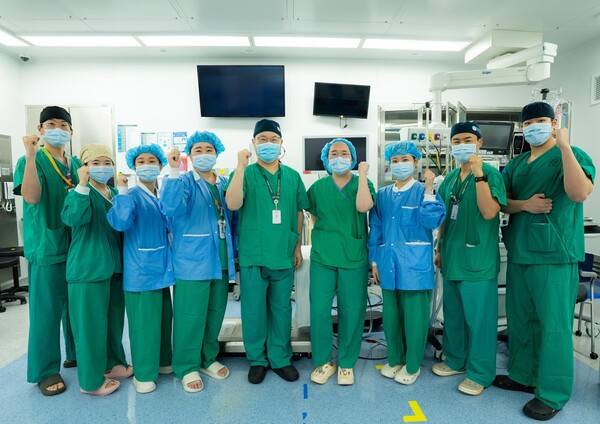 [사진] 이대서울병원 암센터 심장혈관흉부외과 김관창 교수(왼쪽에서 다섯 번째)팀