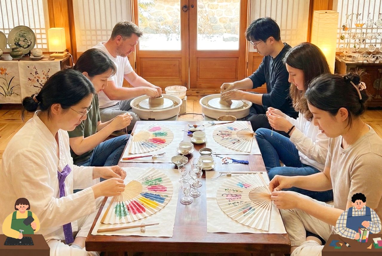 공방 체험 중인 관광객