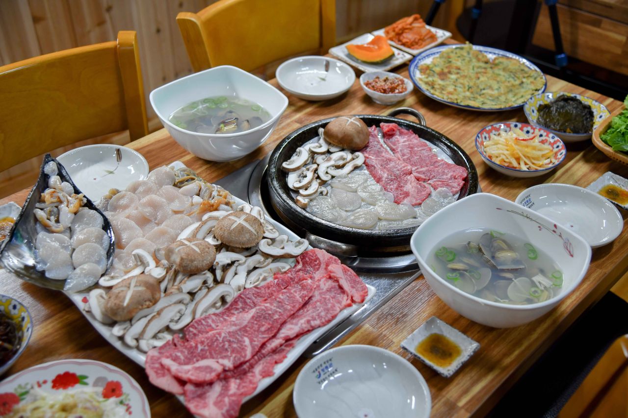 장흥 별미 키조개삼합 / 사진=한국관광공사 포토코리아@스튜디오 4Cats