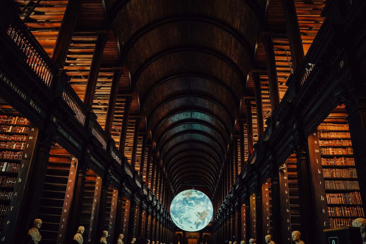 호그와트 같은 내부 / 사진=unsplash@anna-hunko