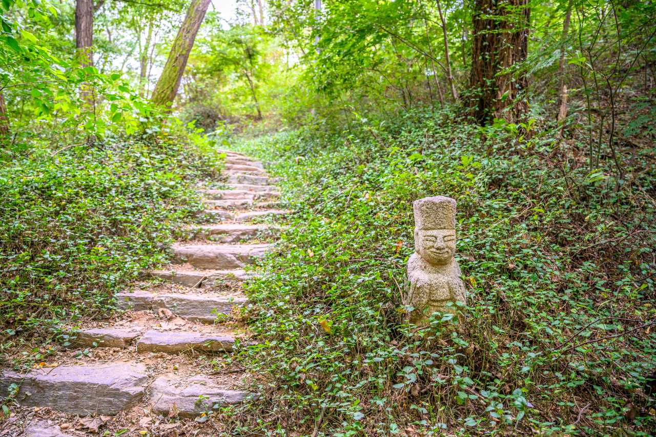분묘군 아기소망길 돌계단 / 사진=서울관광재단