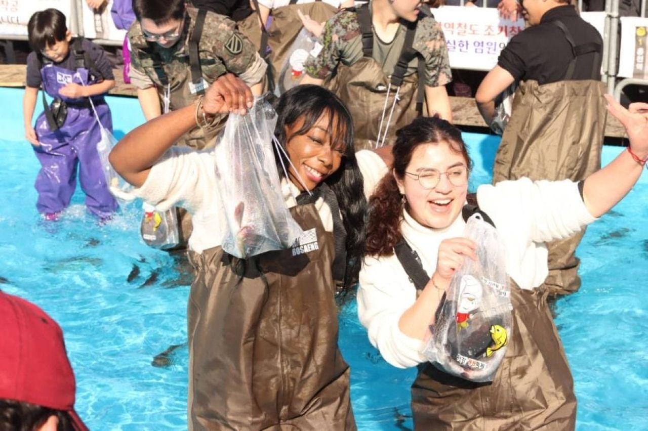 홍천강 꽁꽁축제를 즐기고 있는 외국인 여행자 / 사진=한국관광콘텐츠랩