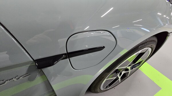 포르쉐 타이칸 4S 충전 포트 [오두환 기자]