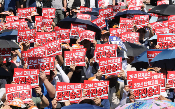  지난해 9월 울산시 북구 현대자동차 울산공장 본관 앞에서 열린 현대차 노조의 총파업 결의 대회에서 조합원들이 구호를 외치고 있다. (이미지-연합뉴스)