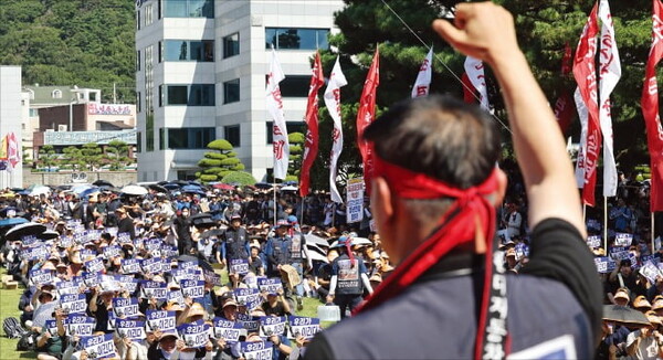 현대자동차 노조 조합원들이 지난해 울산 염포로 현대차 울산공장 본관 앞에서 열린 총파업 결의대회에서 구호를 외치고 있는 모습. [사진=연합뉴스]