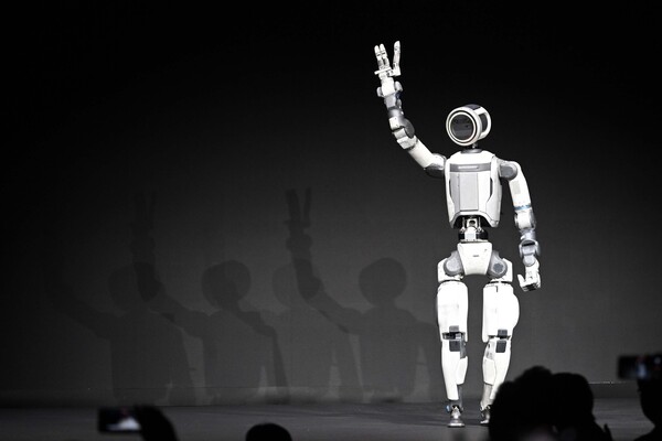 CES 2026 개막을 하루 앞둔 지난 5일(현지 시각) 미국 네바다주 라스베이거스 만달레이베이에서 열린 현대차그룹 프레스 콘퍼런스에서 차세대 전동식 아틀라스 시제품이 손인사하고 있다 [사진=연합뉴스]