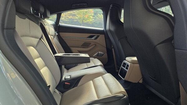 포르쉐 타이칸 4S 2열 [오두환 기자]