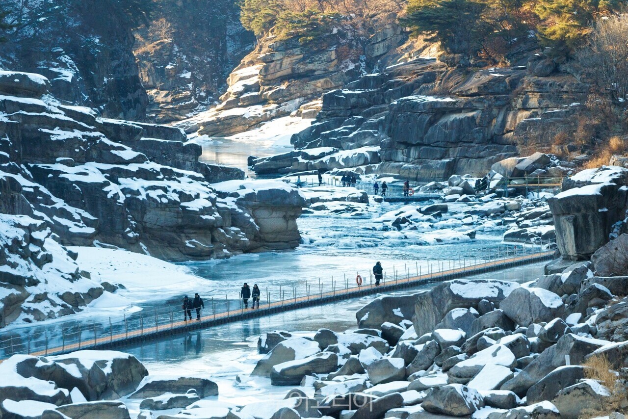 한탄강얼음트레킹/사진-철원군