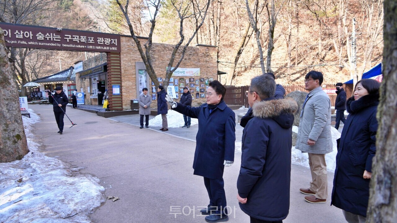 육동한 춘천시장이 30일 구곡폭포 관광지를 찾아 빙벽 현장을 확인하고 직원들을 격려했다./사진-춘천시