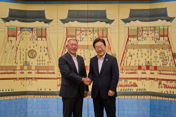 [서울=뉴시스] 이재명 대통령이 지난 14일 서울 한남동 관저에서 정의선 현대자동차 그룹 회장과 만찬에 앞서 기념촬영을 하고 있다. (사진=대통령실 제공) 2025.07.18. photo@newsis.com *재판매 및 DB 금지