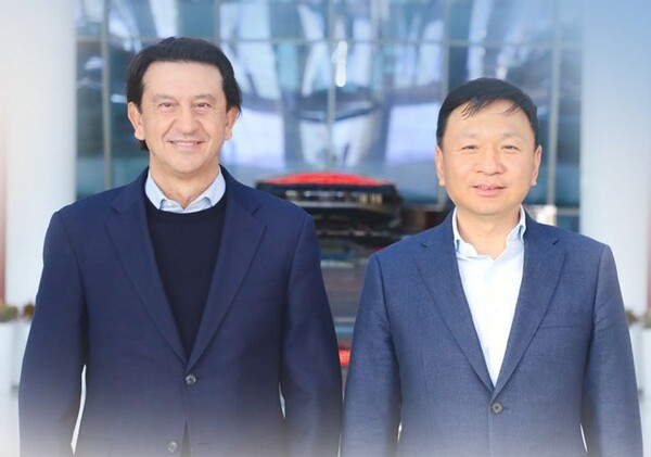 [서울=뉴시스] 호세 무뇨스 현대자동차 사장과 장젠용 베이징자동차그룹 당위원회 서기 겸 이사회 의장의 모습. (사진=베이징현대 SNS) 2026.1.16. photo@newsis.com *재판매 및 DB 금지