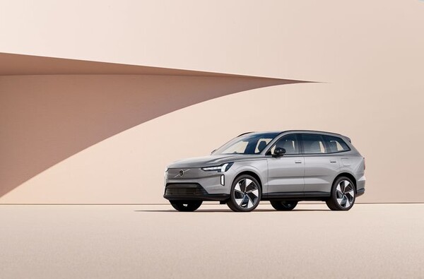 [서울=뉴시스] 볼보자동차코리아(볼보코리아)가 올해 전기차 라인업을 확대하며 수입차 시장에서 '소프트웨어 정의 차량(SDV)' 경쟁력 확보에 나선다. 사진은 볼보자동차의 플래그십 전기 SUV, 볼보 EX90. (사진=볼보자동차코리아 제공) photo@newsis.com *재판매 및 DB 금지