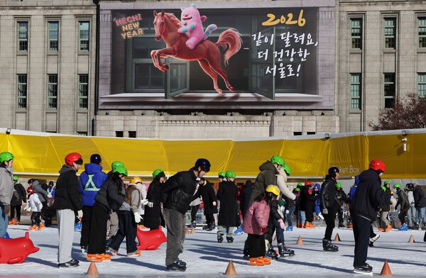 2026년 병오년(丙午年) 첫날인 1일 서울시청 앞 스케이트장에서 시민들이 스케이트를 즐기고 있다. /사진=연합뉴스