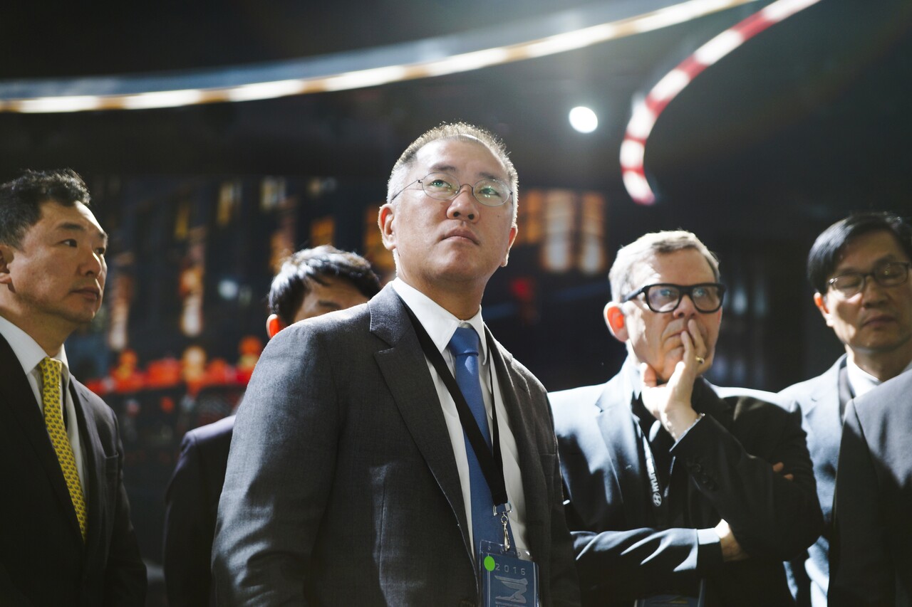 2015년 1월 미국 디트로이트에서 열린  ‘2015 북미 국제 오토쇼’에 참석한 정의선 당시 부회장. 피터 슈라이어(오른쪽 둘째) 당시 디자인 총괄 사장과 동행하고 있다. 