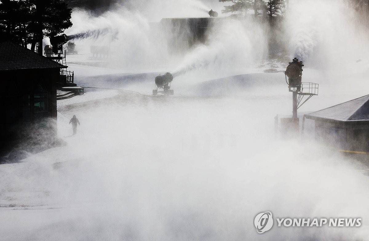 인공눈 뿌리는 스키장[연합뉴스]