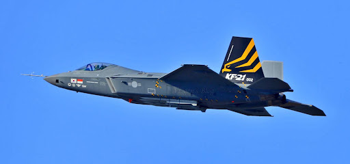 ROK 공군 - 002 넘버 선명, 국산 전투기 KF-21 보래매 시제2호기 차분하게 시험 비행 중!