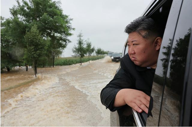 北 압록강 홍수로 5000명 고립…현장 나선 김정은 