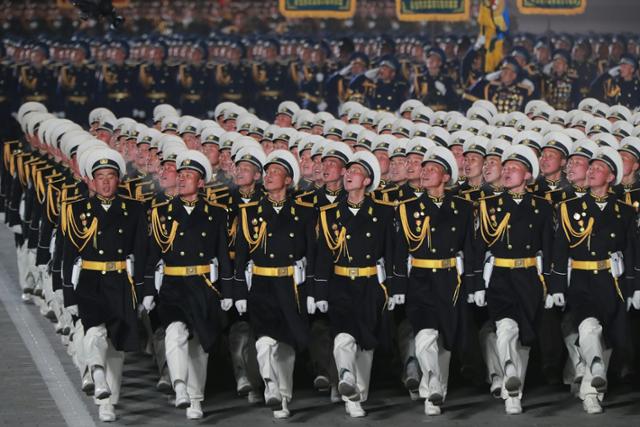 좀비? 국방백서에 8년째 북한군 숫자가 128만명서 줄지 않는 까닭은 | 한국일보