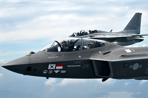 포토] 이영수 공군참모총장, UAE 국방차관과 우정비행 | 서울신문