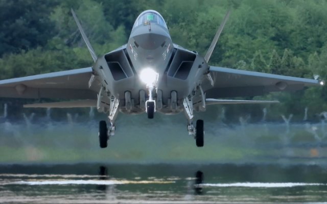 한국형 전투기 KF-21, 랜딩기어 접고 2차 40분간 비행｜동아일보