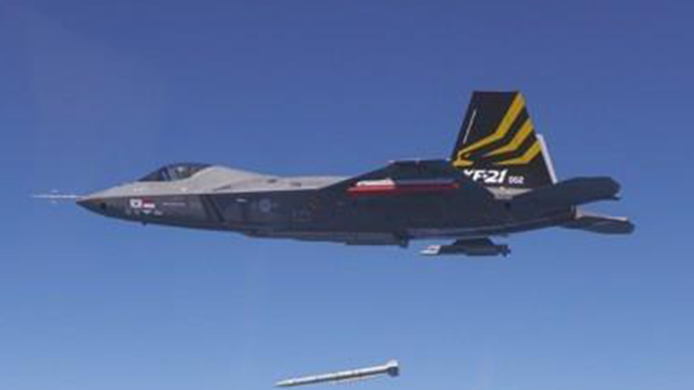 KF-21 시제 5호기 첫 시험비행 성공…“하반기 공중급유 시험”