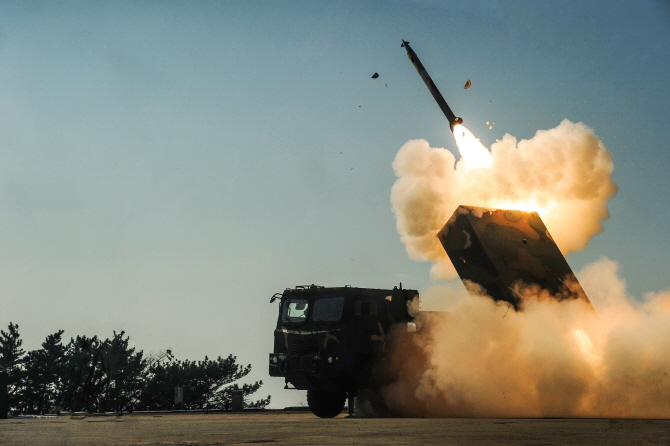 육군, 다연장로켓 '천무' 위용 과시..北 미사일 응징 결의