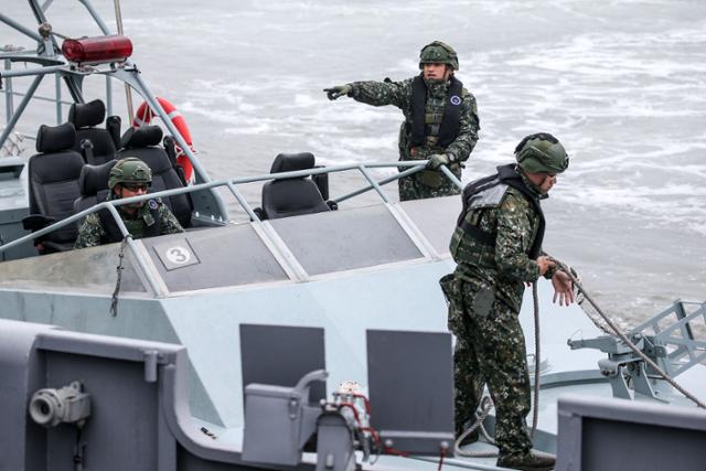①지도부 제압 ②해군 봉쇄 ③미·일 차단... 중국, '대만 침공' 연습했다 | 한국일보